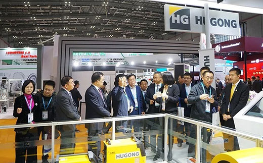 甘肃省天水市常务副市长光临jxf吉祥坊意大利CEA展位